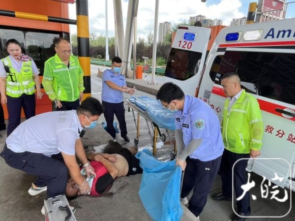 牛途网 南淝河路收费站上演“生死时速”  外地货车司机中暑获救  _大皖新闻 | 安徽网